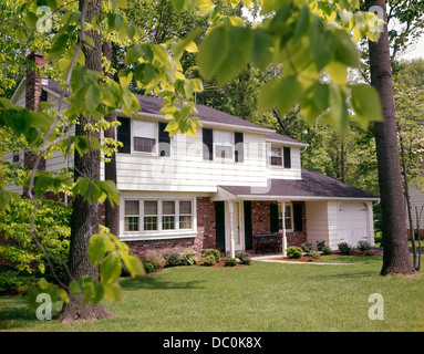 1970ER JAHREN SUBURBAN TEILEN EBENE HAUS MIT SCHWARZEN FENSTERLÄDEN UND