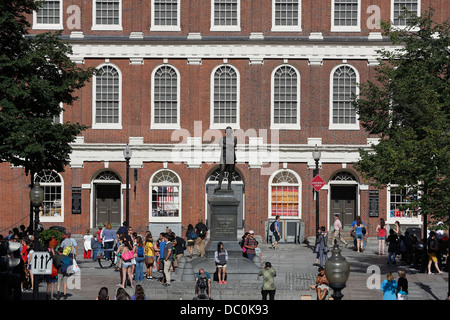 Eine Statue von Samuel Adams vor Faneuil Hall auf dem Freedom Trail in Boston, Massachusetts Stockfoto