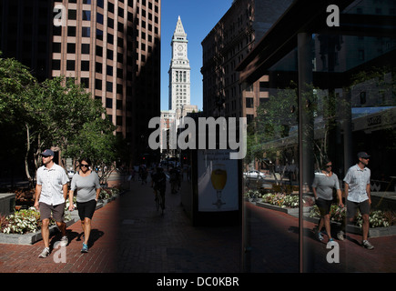 Menschen zu Fuß auf der State Street mit der Custom House Tower im Hintergrund auf der Freedom Trail, Boston, Massachusetts Stockfoto