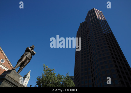 Statue von Samuel Adams vor Faneuil Hall auf dem Freedom Trail in Boston, Massachusetts Stockfoto