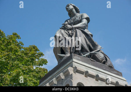 Die Jungfrau von Orléans - Jeanne d'Arc in Ketten - Statue in der Küstenstadt Le Crotoy, in der Somme in der Picardie in Nordfrankreich, Europa. Stockfoto