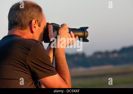 Ein französischer Fotograf Fotografieren mit einer DSLR und erweiterte Zoomobjektiv. Frankreich, Europa. Stockfoto