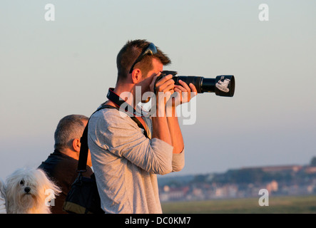 Ein französischer Fotograf Fotografieren mit einer DSLR und erweiterte Zoomobjektiv. Frankreich, Europa. Stockfoto