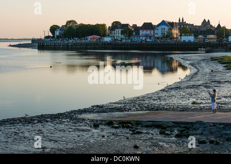 Der ruhige Strand in der Abenddämmerung in der Bucht, mit der Stadt von Le Crotoy hinter, in der Somme in der Picardie in Nordfrankreich, Europa. Stockfoto