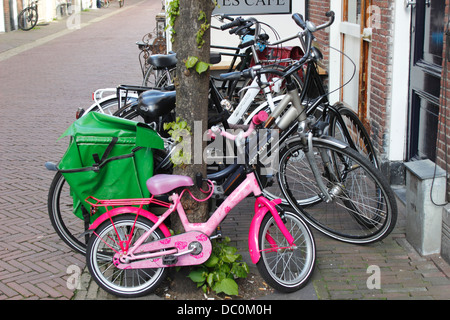 Haarlem Niederlande Europa Fahrräder in Straße vor Geschäften Stockfoto