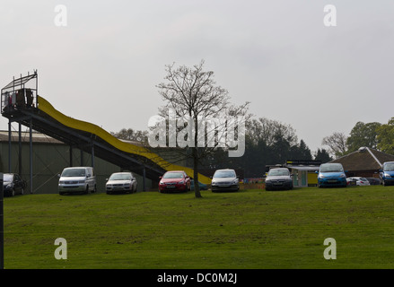 Geparkte Fahrzeuge und eine Rutsche für Kinder im Blair Drummond Safari Park in der Nähe von Stirling in Schottland. Dies ist in der Nähe des Eingangs Stockfoto