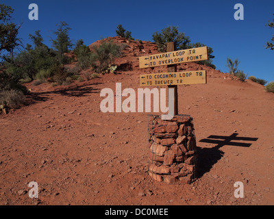 Trailhead Schilder am Flughafen Mesa in Sedona, Arizona, USA, Amerika Stockfoto