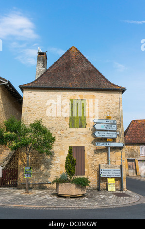 Haus und Wegweiser im Dorf Trémolat, eine französische Gemeinde im Département Nouvelle-Aquitaine in Südwest Frankreich, Europa. Stockfoto