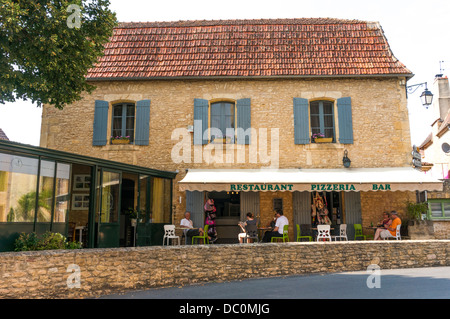 Personen, die außerhalb einer Gaststätte im Dorf Trémolat, eine Gemeinde im Département Aisne und in der Region Midi-Pyrénées im Südwesten Frankreichs, Europa sitzen. Stockfoto