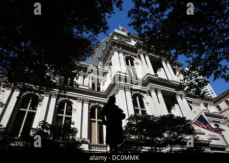 Altes Rathaus und die Silhouette von Benjamin Franklin Statue auf dem Freedom Trail in Boston, Massachusetts Stockfoto