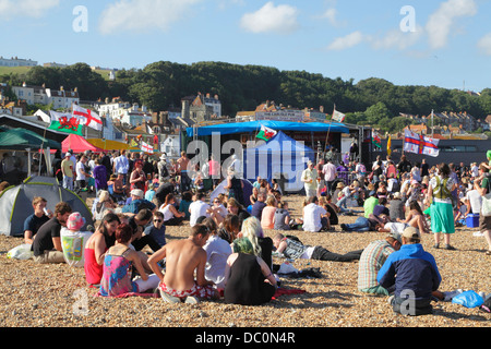 Strand-Konzert am Hastings Strandpromenade zugunsten der RNLI Lifeboat East Sussex England Stockfoto