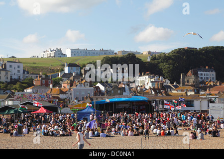 Strand-Konzert am Hastings Strandpromenade zugunsten der RNLI Lifeboat East Sussex England Stockfoto