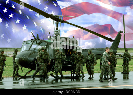 ZUSAMMENGESETZTE BILD GRUPPE DER US-ARMEE RESERVEN PER HUBSCHRAUBER MIT US-FLAGGE HINTERGRUND PATRIOTISMUS Stockfoto