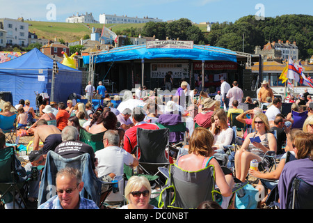 Strand-Konzert am Hastings Strandpromenade zugunsten der RNLI Lifeboat East Sussex England Stockfoto