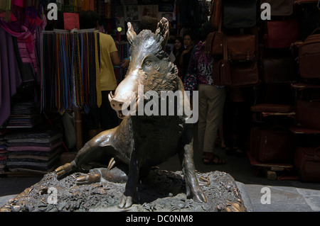 Bronze-Skulptur mit einem Wildschwein. Diese Zahl ist repräsentativ für diese beliebten Florentiner Markt. Stockfoto