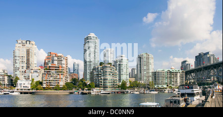 Waterfront Wohnanlage mit Marina von Granville Island Bridge in Vancouver BC Kanada Panorama Stockfoto