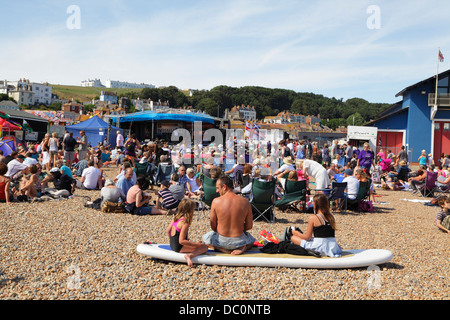 Strand-Konzert am Hastings Strandpromenade zugunsten der RNLI-Rettungsboot Stockfoto