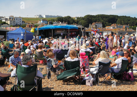 Strand-Konzert am Hastings Strandpromenade zugunsten der RNLI Lifeboat, East Sussex, England Stockfoto