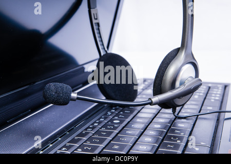 Laptop-Computer-Tastatur mit Kopfhörer hautnah Stockfoto