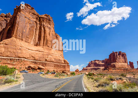 Straße durch den Arches-Nationalpark in der Nähe von Courthouse Towers Sicht, Utah, USA Stockfoto