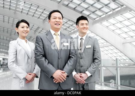 Zuversichtlich Business-Team am Flughafen Stockfoto