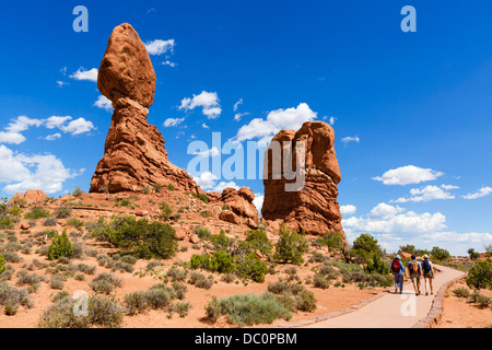 Wanderer auf dem ausgewogenen Rock Trail, Arches-Nationalpark, Utah, USA Stockfoto
