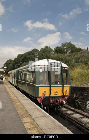 Vintage Diesel-Zug und Wagen warten auf Passagiere am Wirksworth Bahnhof Peak District Derbyshire Stockfoto