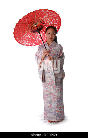 Japanische Dame trägt einen rosa und lila gemusterte Kimono und hält einen rote Sonne-Schatten. Stockfoto