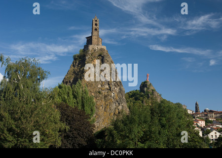 ST. MICHEL D'AIGUILHE MIT CORNEILLE ROCK LE PUY EN VELAYHAUTE LOIRE AUVERGNE FRANKREICH Stockfoto