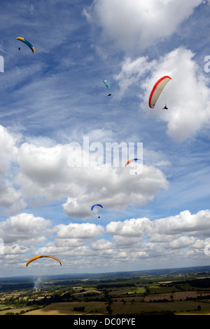 Gleitschirme Klettern auf Thermik über Devil es Dyke an einem Sommermorgen, South Downs National Park, East Sussex, UK Stockfoto