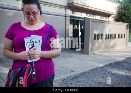 McAllen, Texas - Anti-Abtreibungs-Aktivist Erika Salazar betet außen ganze Frauengesundheit, einer Abtreibungsklinik. Stockfoto
