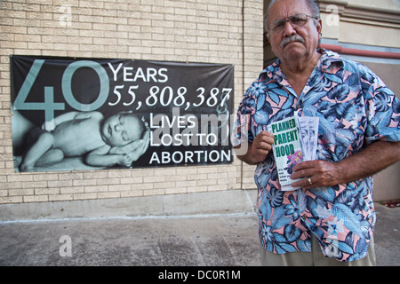 McAllen, Texas - Anti-Abtreibungs-Aktivist Rene Lizcano hält Anti-Abtreibungs-Flyer außerhalb ganze Frauengesundheit, eine Abtreibungsklinik Stockfoto