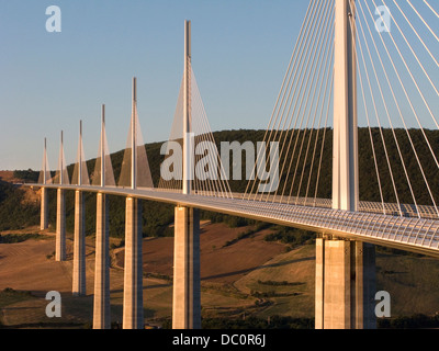 VIADUKT DE MILLAU (© NORMAN FOSTER / MICHEL VIRLOGEUX 2004) AUTOROUTE 75 LA MERIDIEE MASSIF CENTRAL AVEYRON FRANKREICH Stockfoto