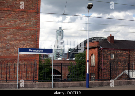 Blick vom Bahnsteig Deansgate Zug Stockfoto