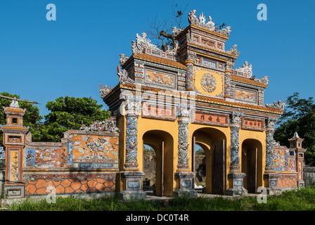 Einer der prächtigsten und gut erhaltene Gateways in das von der UNESCO geschützte alte Kaiserstadt Hue, Vietnam Stockfoto