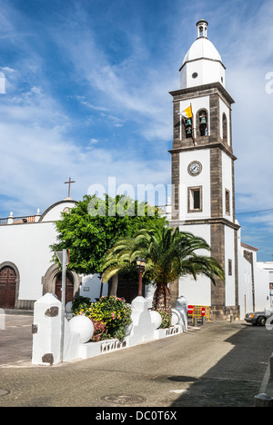 Die schöne Kirche von San Gines in Arrecife mit seinen weiß getünchten Fassade und attraktive Glockenturm Stockfoto