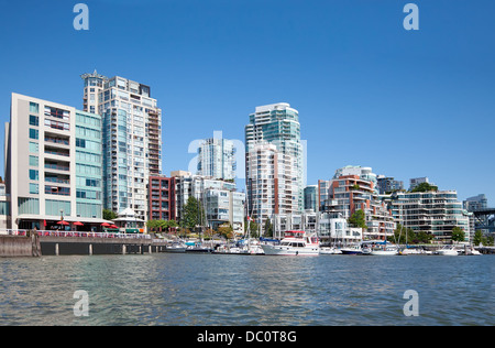 Große luxuriöse Eigentumswohnung Gebäude grenzt im False Creek, einer kurzen Bucht im Herzen von Vancouver, British Columbia, Kanada. Stockfoto