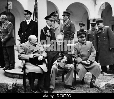 1940ER JAHRE WINSTON CHURCHILL FRANKLIN D. ROOSEVELT JOSEPH STALIN IN JALTA FEBRUAR 1945 IM INNENHOF DES LIWADIJA-PALAST Stockfoto