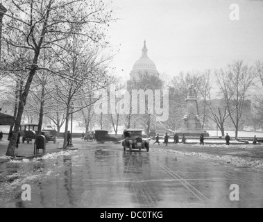 1920S 1930S DAS KAPITOL UND ALTES AUTO IN WINTER WASHINGTON DC USA VERKEHR Stockfoto