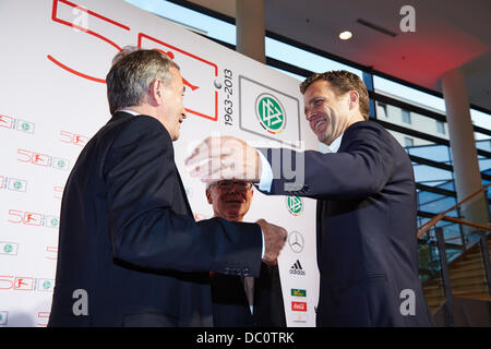 Berlin, Deutschland. 06. August, 2013.Wolfgang Niersbach - Präsident des DFB - deutscher Fußball-Bund-, Dr. Reinhard Rauball - Präsident des deutschen Fußball-Liga - DFL- und Oliver Bierhoff - Manager der deutschen Nationalmannschaft - auf dem roten Teppich bei der Feier der DFB und die DFL auf den 50. Jahrestag der deutschen Fußball-Bundesliga-Stiftung in Berlin. Bildnachweis: Reynaldo Chaib Paganelli/Alamy Live-Nachrichten Stockfoto