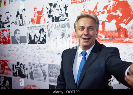 Berlin, Deutschland. 06. August, 2013.Klaus - Bürgermeister von Berlin - Wowereit auf dem roten Teppich bei der Feier der DFB und die DFL auf den 50. Jahrestag der deutschen Fußball-Bundesliga-Stiftung in Berlin. Bildnachweis: Reynaldo Chaib Paganelli/Alamy Live-Nachrichten Stockfoto