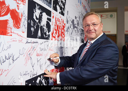 Berlin, Deutschland. 06. August, 2013.Frank Henkel auf dem roten Teppich bei der Feier des DFB und DFL auf den 50. Jahrestag der deutschen Fußball-Bundesliga-Stiftung in Berlin. Bildnachweis: Reynaldo Chaib Paganelli/Alamy Live-Nachrichten Stockfoto