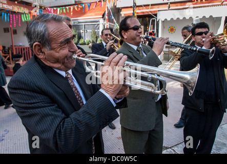 Eine Gruppe von nicht identifizierten Roma-Musikern spielt während eines lokalen Festivals am 1. März 2009 in Kozani, Griechenland. Stockfoto