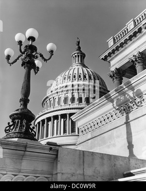 1950S 1960S DETAILANSICHT NIEDRIGEN WINKEL DER KAPITOL KUPPEL UND ARCHITEKTONISCHEN WASHINGTON DC USA Stockfoto