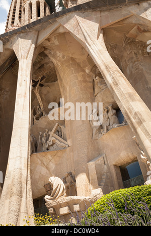 Skulpturen an der Fassade der Leidenschaft zur Kathedrale La Sagrada Familia Stockfoto