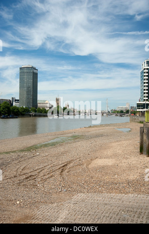 Blick auf den Millbank Tower aus über die Themse Stockfoto