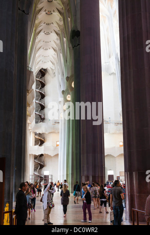 Touristen und Wendeltreppe in La Sagrada Familia Kathedrale Barcelona Stockfoto