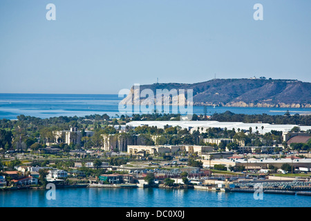 Stadt Coronado, gegenüber der Bucht von San Diego, CA am Wasser, mit Point Loma im Hintergrund Stockfoto