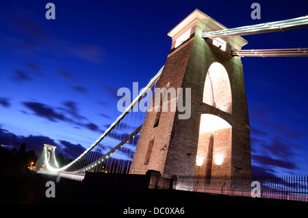 Die Hängebrücke Clifton Bristol Clifton UK bei Dämmerung Licht Routen Nacht Stockfoto