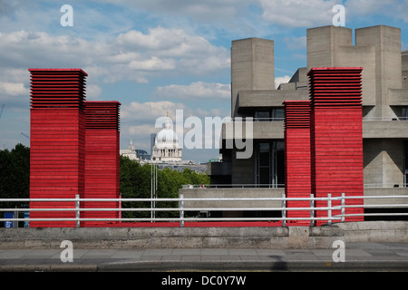 St. Pauls und Nationaltheater von der Waterloo Bridge aus gesehen Stockfoto